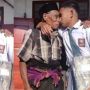 Tempuh Perjalanan Jauh, Ini Momen Haru Ayah Antar Buku dan Uang Saku Anak ke Sekolah