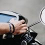 Merinding, Wanita Ini Temukan Ular di Dek Sepeda Motor Setelah Jalan Jauh