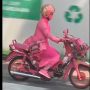 Viral Emak-emak Naik Motor Berwarna Pink Jadi Sorotan, Outfit-nya Cetar Membahana