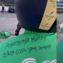 Tulisan di Jaket Ojol Ini Bikin Salfok, Warganet: Memancing Kegaduhan