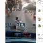 Aksi Emak Naik Sepeda Motor Nyeberang Jalan Bikin Sopir Bus Geleng Kepala