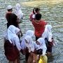Puluhan Siswa SD Bertaruh Nyawa Sebrangi Sungai untuk Pergi Sekolah, Bupati Cianjur Tak Tahu Jumlah Jembatan Rusak