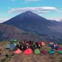 Pendaki Serbu Gunung Rinjani di Momen Hari Kemerdekaan RI 17 Agustus