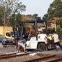Heboh Forklift Nyangkut di Rel Kereta Api, Warga dan Petugas Bingung Cara Mengevakuasi