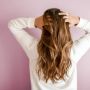 Kreatif Banget! Wanita Ini Gunakan Celana Legging untuk Membuat Curly Hair, Kok Bisa?