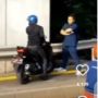 Sambil Lipat Tangan, Pejalan Kaki Halangi Pengendara Motor yang Nekat Naik Trotoar