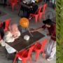 Pengunjung Restoran Tampak Sedih Diberi Balon, Karyawan Ini Bikin Warganet Ikut Happy