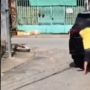 Video Viral Cowok Hancurkan Mobil Mewah Milik Tetangga yang Parkir Sembarangan depan Rumahnya