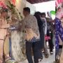 Bridesmaid Kocak, Naik Pelaminan Sambil Bawa Kado Nyeleneh