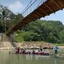 Jembatan Rusak di Cipanas Lebak, Siswa di Haur Gajrug Seberangi Sungai Gunakan Rakit Untuk ke Sekolah