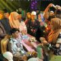 Pernikahan Bertabur Uang, Pengantin Ditaburi Uang Lembaran di Badan