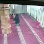 Wanita Berhijab Ajak Bocah Curi Kotak Amal Masjid di Malang, Video Rekaman CCTV Viral