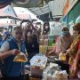 Sambil Pantau Harga Bahan Pokok, Mendag Bagi-bagi Minyak Goreng Gratis di Jambi