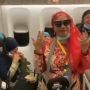 Aksi Emak-emak Jemaah Haji Berdandan Sebelum Turun dari Pesawat, Netizen: Haji Fashion Week