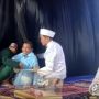 Bikin Ngakak! Penghulu hingga Pengantin Gagal Fokus usai Bapak Ini Nyungsep dari Panggung