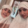 Adu Gaya Nia Ramadhani dan Anak Ceweknya, Disebut Kembaran oleh Warganet