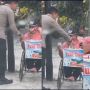 Viral Anggota Polisi Beli Tisu Milik Pedagang Berkursi Roda, Aksinya Panen Doa dari Publik