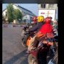 Puluhan Pemotor Kena Prank Saat Tunggu Perlintasan Kereta Api, Lokomotif yang Lewat Jadi Sorotan