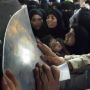 Viral Rombongan Umroh Malaysia Rebutan Cium Hajar Aswad di Mekkah, Banjir Hujatan karena Ganggu Jamaah Lain