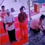 Pura-pura Ikut Berjamaah, Pria Terekam CCTV Maling Tas saat yang Lain Khusyu Salat Isya, Publik: Enggak Ada Otak