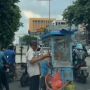 Geger Tukang Gorengan Jualan di Tengah Lampu Merah, Warganet Ngakak: Gokil Bapaknya