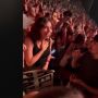 Penonton Terharu, Seorang Fans Melamar Pacar di Tengah Konser Harry Styles di Portugal