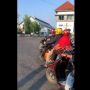 Unik, Kereta Api Ini Lewat di Belakang Palang Pintu Auto Bikin Melongo!