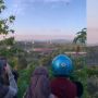 Enggak Kebagian Tribune, VIral Warga Rame-Rame Nonton Bola dari Atas Bukit