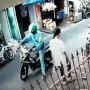 Terekam CCTV Masuk ke Rumah Warga di Sawah Besar, Pria Pakai Helm Ojol Gondol 1 HP