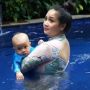 5 Potret Rayyanza Belajar Renang, Ditemani Langsung Nagita Slavina