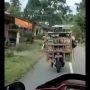 Aksi Pedagang Sayur Ikut Rombongan Moge Konvoi Ini Bak Pembalap di Sirkuit