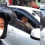 Tegur Pengendara Mobil yang Merokok di Jalan, Aksi Wanita Bikin Salut Warganet