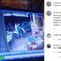 Terekam CCTV, Pria Ini Terkena Busur Panah saat Belanja di Toko Kelontong