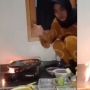 Kompor Meleduk Saat Panggang Daging, Warganet Puji Sikap Cewek Satu Ini