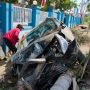 Brakk! Minibus Hantam Pohon lalu Nyungsep ke Parit di Blitar