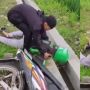 Driver Ojol Ini Dikira Korban Kecelakaan, Saat Ditolong Ternyata Lagi Cari Ikan di Selokan