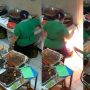 Tuai Pujian, Aksi Sigap Emak-Emak saat Nyaris Jadi Korban Sambaran Api dari Tabung Gas yang Terbakar: Keren Banget