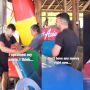 Wanita Paruh Baya Tolong Bule yang Mengaku Alami Cedera Kaki dan Tak Punya Uang, Endingnya Bikin Terharu