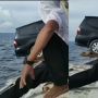 Video Viral Kapal Nelayan Angkut Mobil, Tidak Jatuh Meskipun Terombang-ambing Ombak, Publik: Kok Bisa?