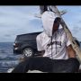 Nissan Livina Lawan Takdir, Nekat Diangkut Gunakan Perahu Kecil, Publik Ketar-ketir