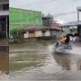 Dua Wanita Naik Motor Kencang Terjang Banjir, Endingnya Bikin Puas Warganet