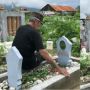 Momen Haru Suami Ziarah Makam Istri Tercinta: Bagaimana Kabarmu di Rumahmu?