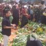 Mengintip Keseruan Warga Berebut Hasil Bumi dalam Seren Taun Akbar Pulosari Sukabumi