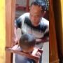 Kepala Bocah Ini Masuk Lubang Kayu Tak Bisa Keluar, Warganet: Adiknya Siapa nih?