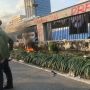 Demonstrasi Diwarnai Aksi Bakar Poster, Massa Buruh Tetap Asyik Dangdutan di Depan Gedung DPR