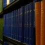 3 Cara Kreatif Menata Buku, Atur Sesuai Warna?