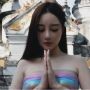 Pakaiannya Terlalu Terbuka saat Mengunjungi Kuil, Li Xiaolu Tuai Kecaman