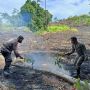 Tim Gabungan Padamkan Karhutla di Bukit Sinduk Perbatasan RI-Malaysia