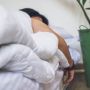 Suami Beri Perhatian Istri Ketiduran saat Dirinya Berangkat Dinas Luar Kota
