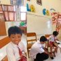 Momen Haru! Video Bocah SD Berhasil Jawab Pertanyaan Pak Guru, Berakhir Dapat Hadiah Sepatu Baru